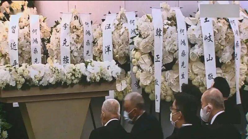 谭铁牛参加何鸿燊丧礼并扶灵