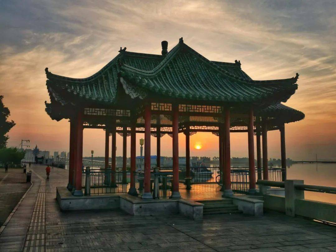 《观潮亭的日出》手机拍于7月13日——拂晓