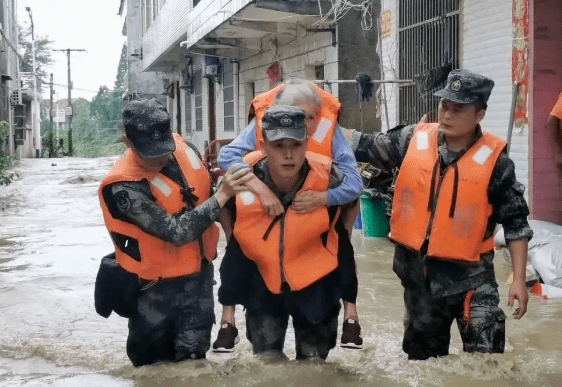 防汛抗灾:一抹军绿护安澜!