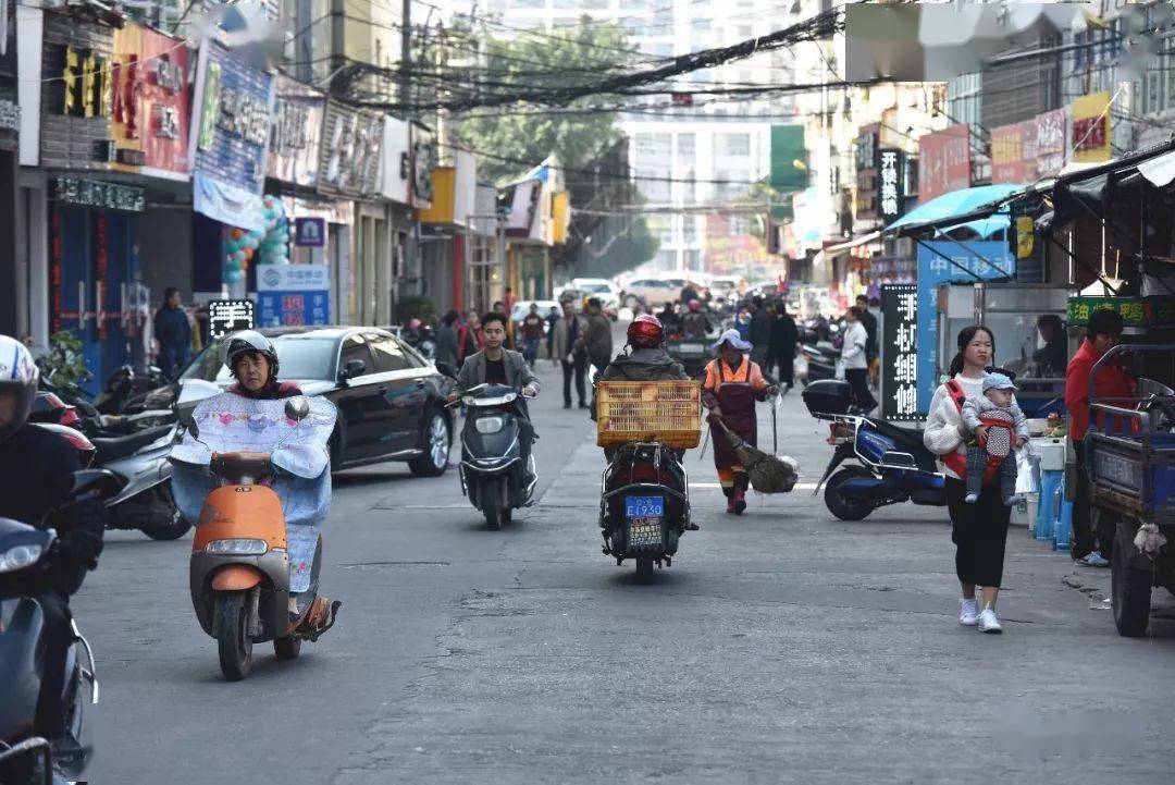 赤溪路過去繁華的店鋪,城中村的煙火氣,人來人往的街道