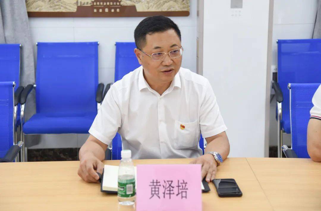 在坦洲镇新合村,黄泽培认真听取了新合村"两委"和