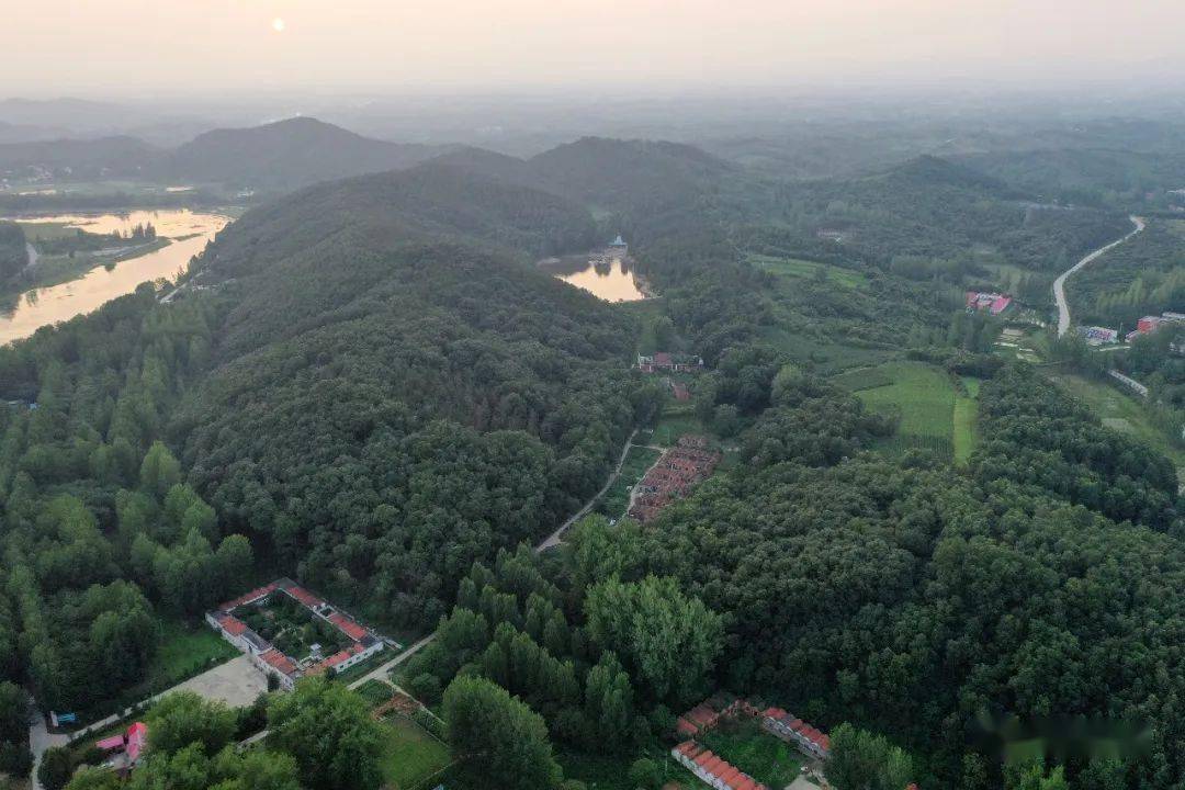 芦庄清晨美轮美奂 坐落于确山县西南部的芦庄村,因其是"芦王"的故乡