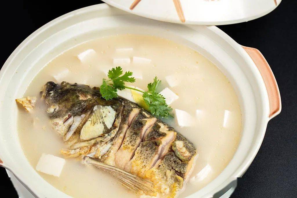 鱼身上大部分的汞,都集中在鱼头的部位,特别是鱼脑,鱼鳃这些部位.