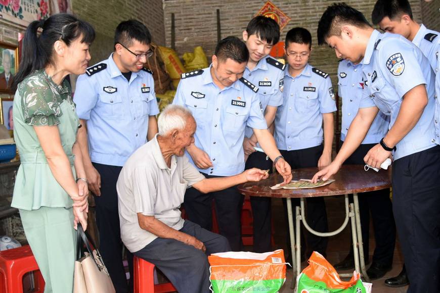 听,91岁抗美援朝"老班长"为边检民警讲战斗故事_陆开