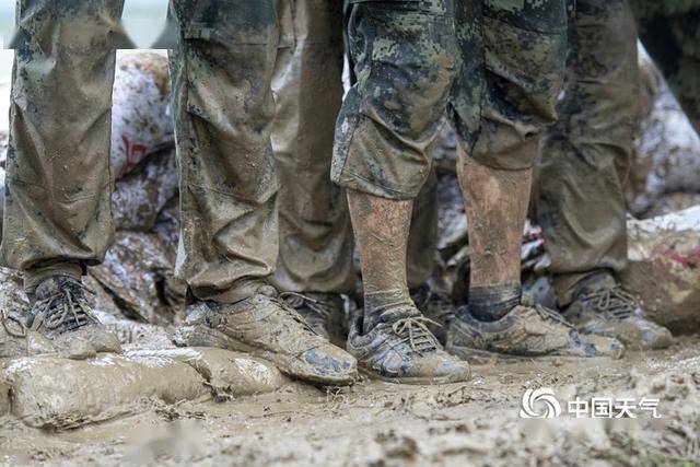 致敬!一组图记录抗洪一线的那些感人瞬间