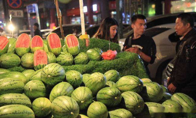 大爷街头卖血红西瓜当场切开试吃不红不要钱月入万元