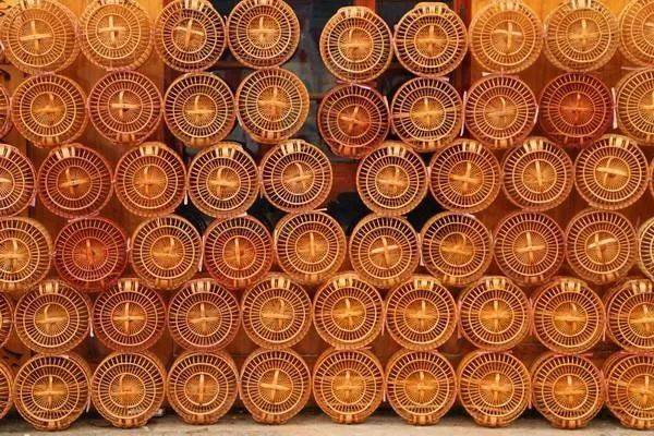 卡拉村位于丹寨县龙泉镇,是一个苗族聚居且远近闻名的民族文化村,村民