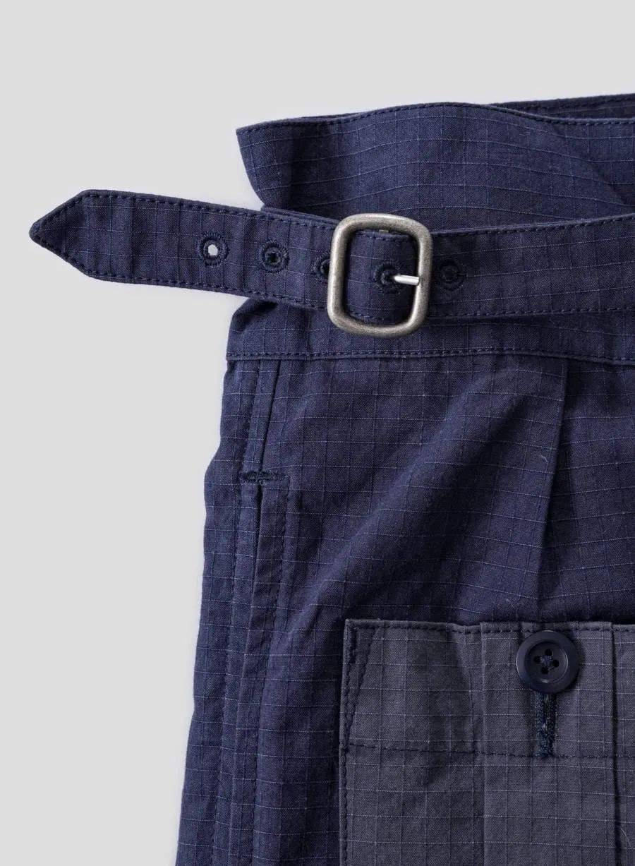 至此,有趣的地方要来了,这条拥有军事血统的 gurkha pants 因为"不三