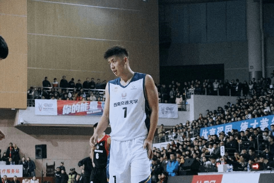 披荆斩棘的交大篮球少年_邹伟豪