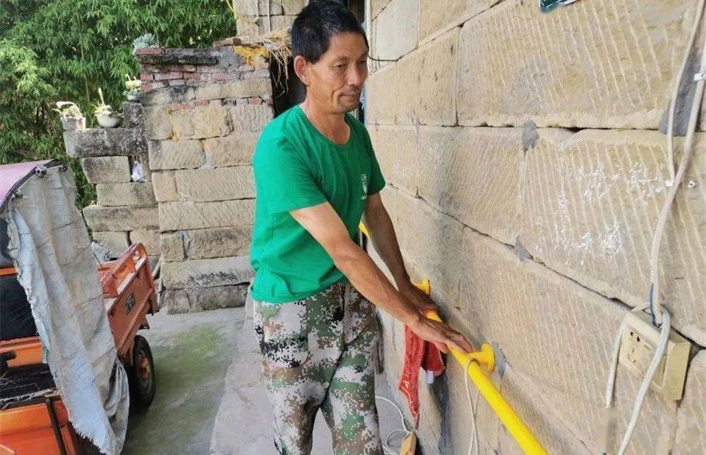 王长生扶着栏杆行走2019年,市中区残联对刘淑英家进