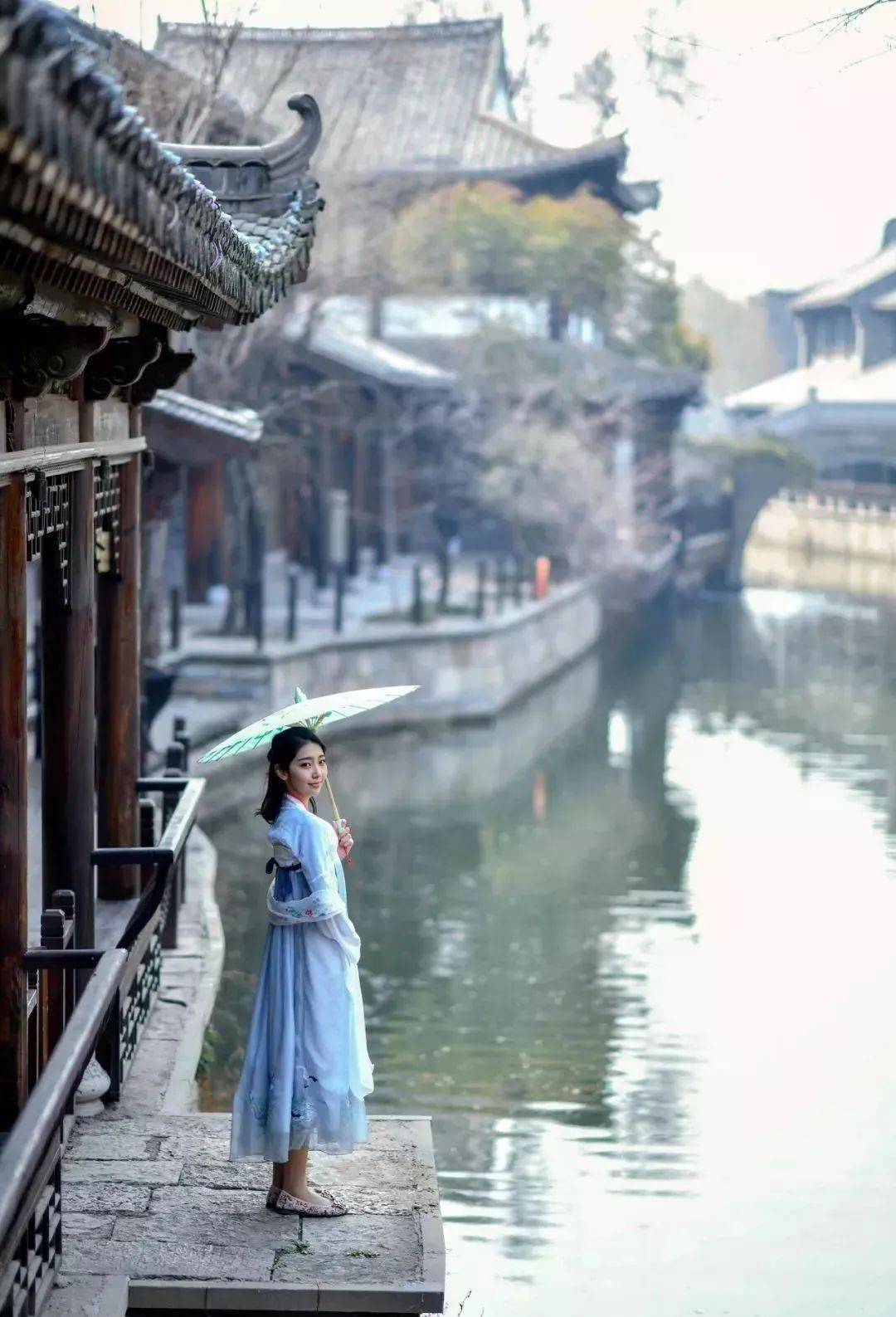 到了夏天,遇到雨季,你會想要撐起一把油紙傘,化作《雨巷》中的那個