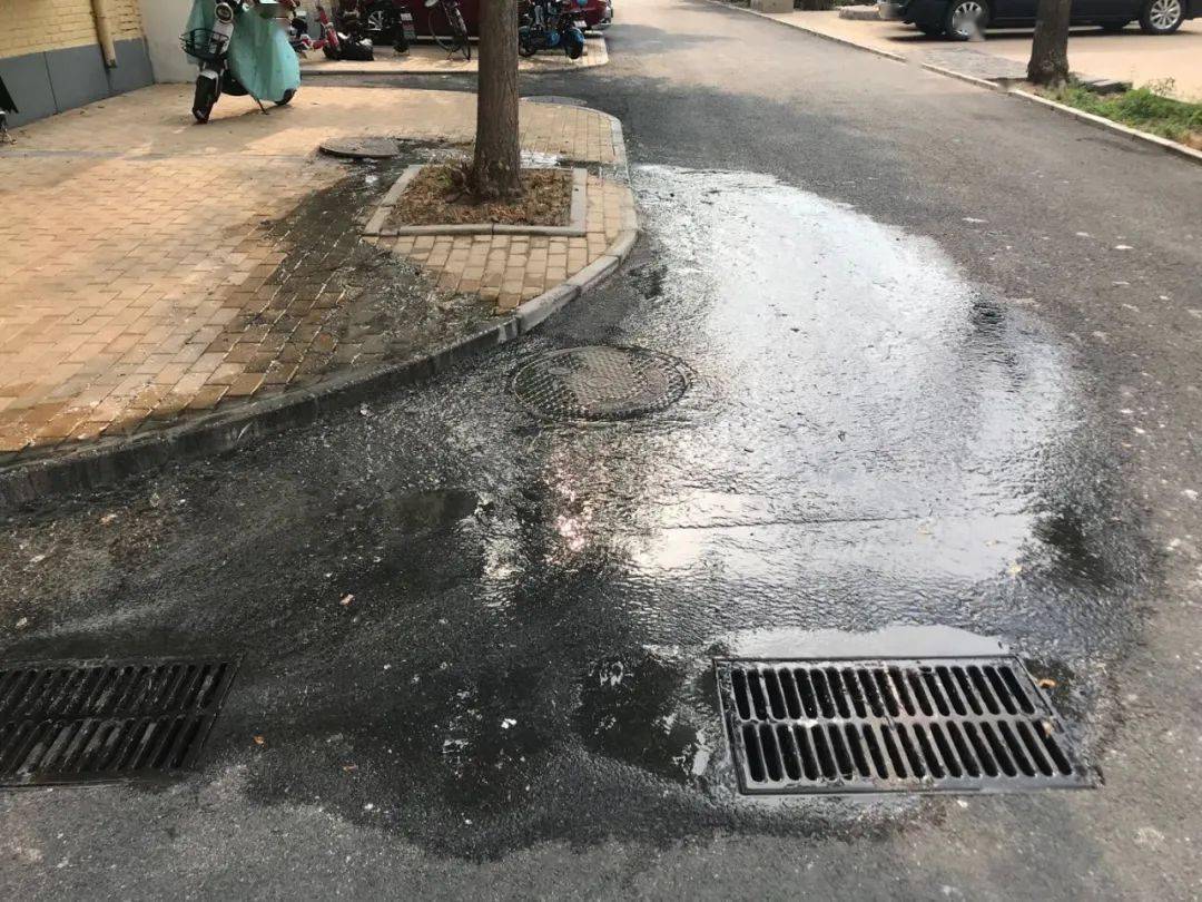 污水井返水,味道刺鼻!老旧小区这个问题该找谁来解决?