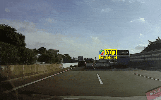 我刚好在提速变道超车,突然前面有个人拖着东西横穿马路!