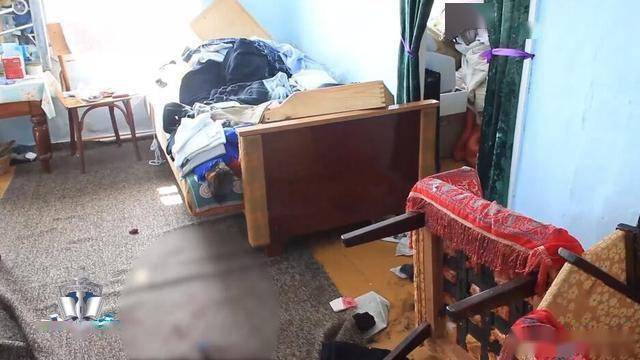 现场画面显示,老人的房间被翻得凌乱不堪.