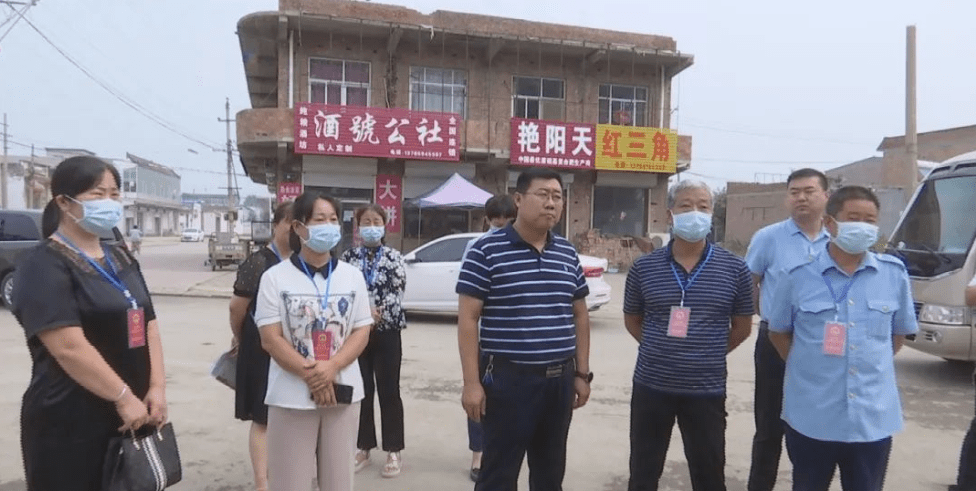 市人大常委会副主任张会强带领检查组先后深入到唐奉镇的唐奉村,宋家