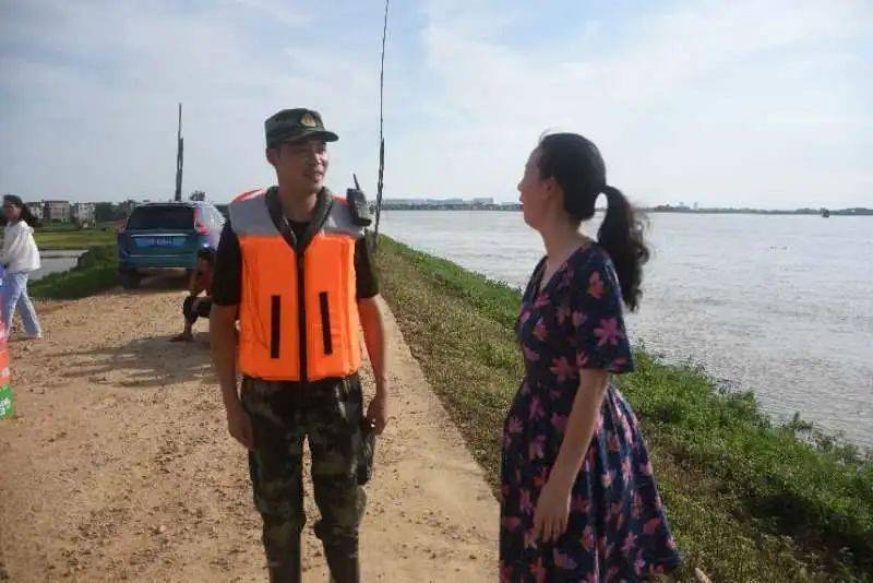 闻汛而动风雨同行省人大代表舒桂秀慰问抗洪抢险官兵