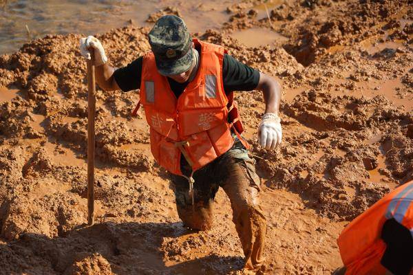 泥水中的抗洪战士这一幕幕让人泪目