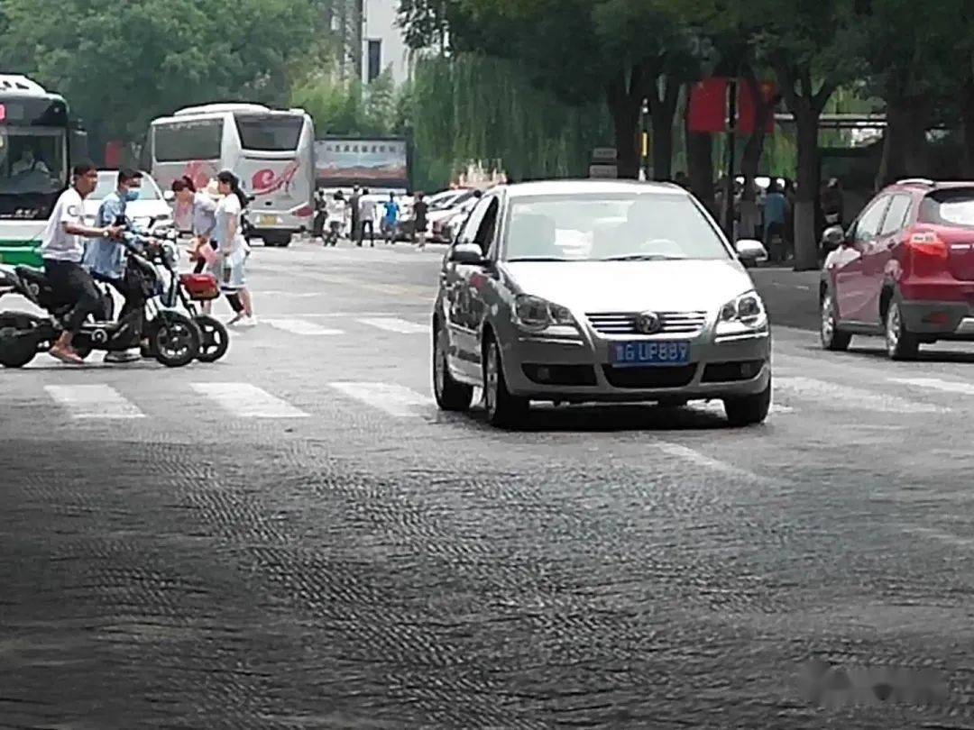 车牌号:鲁gup889时间:7月11日违法地点:古街北口斑马线车牌号:鲁va1p