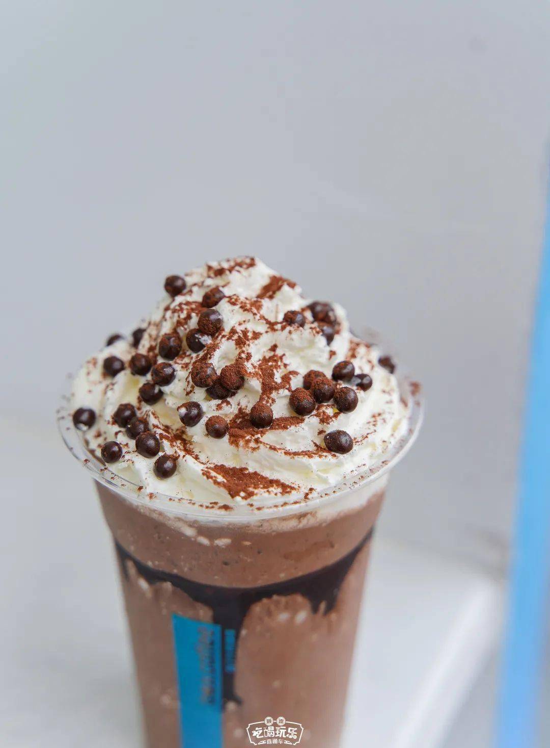 表面洒上法芙娜脆珠和可可粉