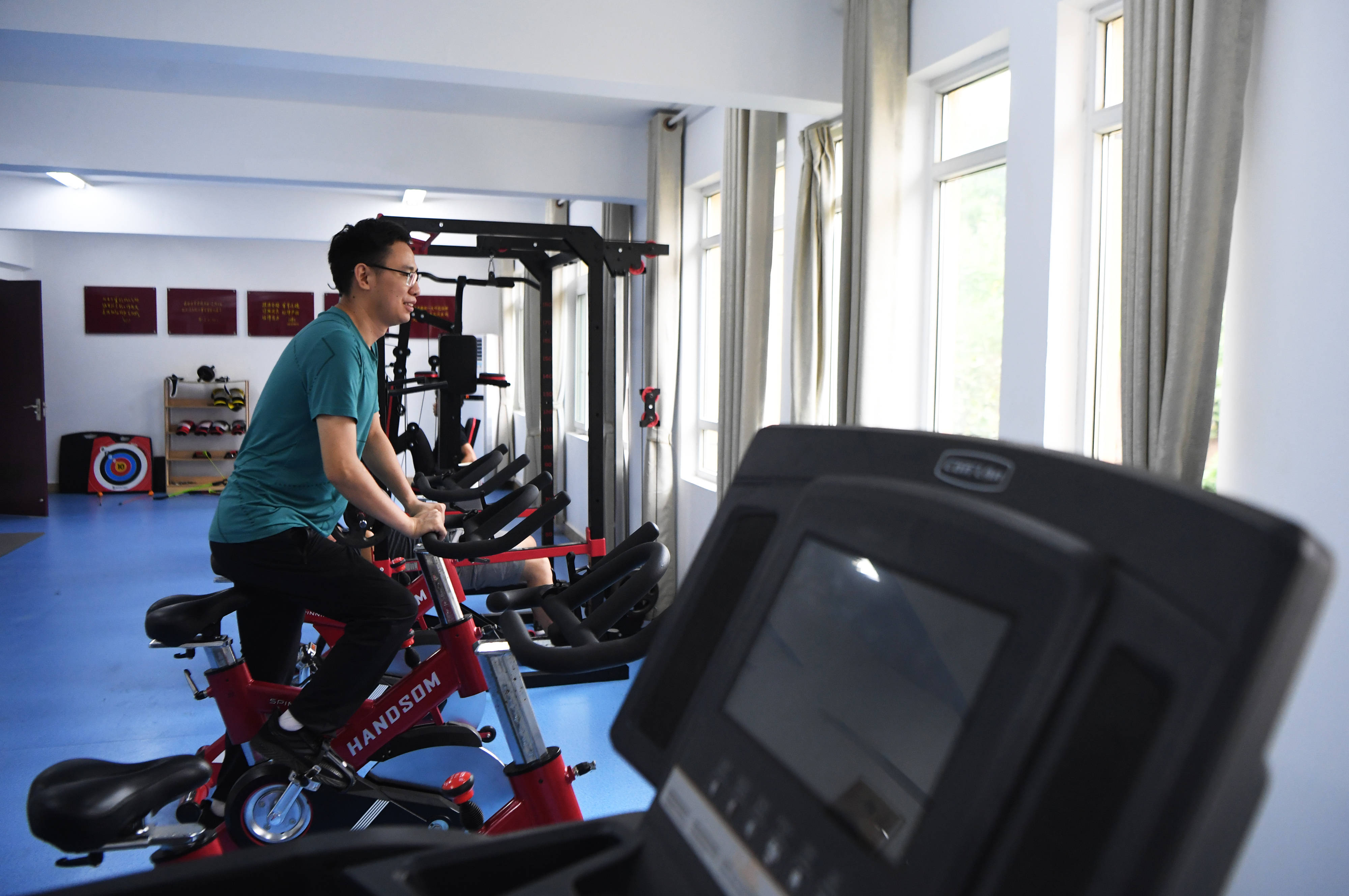 7月15日,大盛镇兴盛社区居民在文化服务中心体育健身室内锻炼.