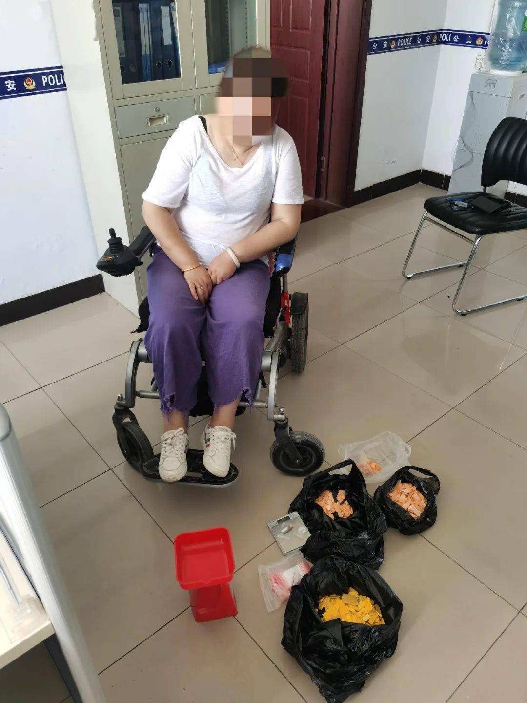 2018年至今,多次向吸毒人员出售毒品"黄皮",涉嫌贩卖毒品罪,因该杨患