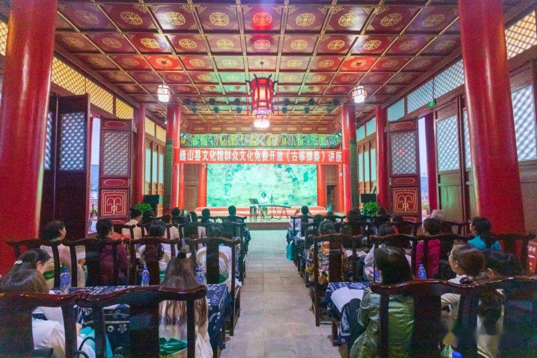 讲座教师为巍山县文化馆群众文化副研究馆员,艺术辅导马艺文老师.