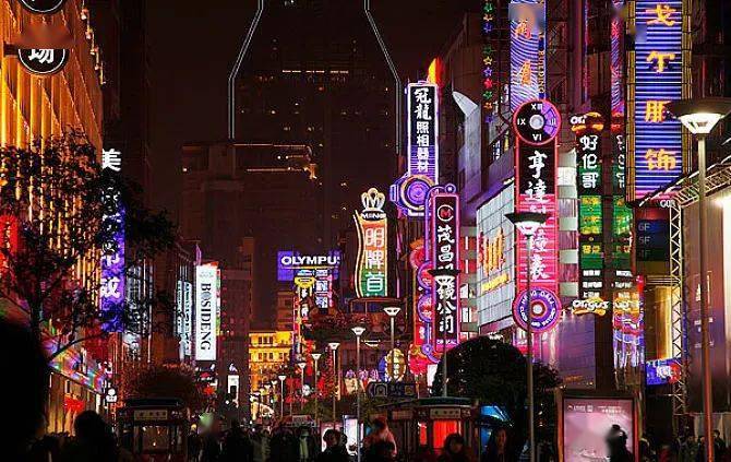 市夜安阳区的灯塔路街,福泉区的文峰街和郑州的彩虹路等街道为调查点