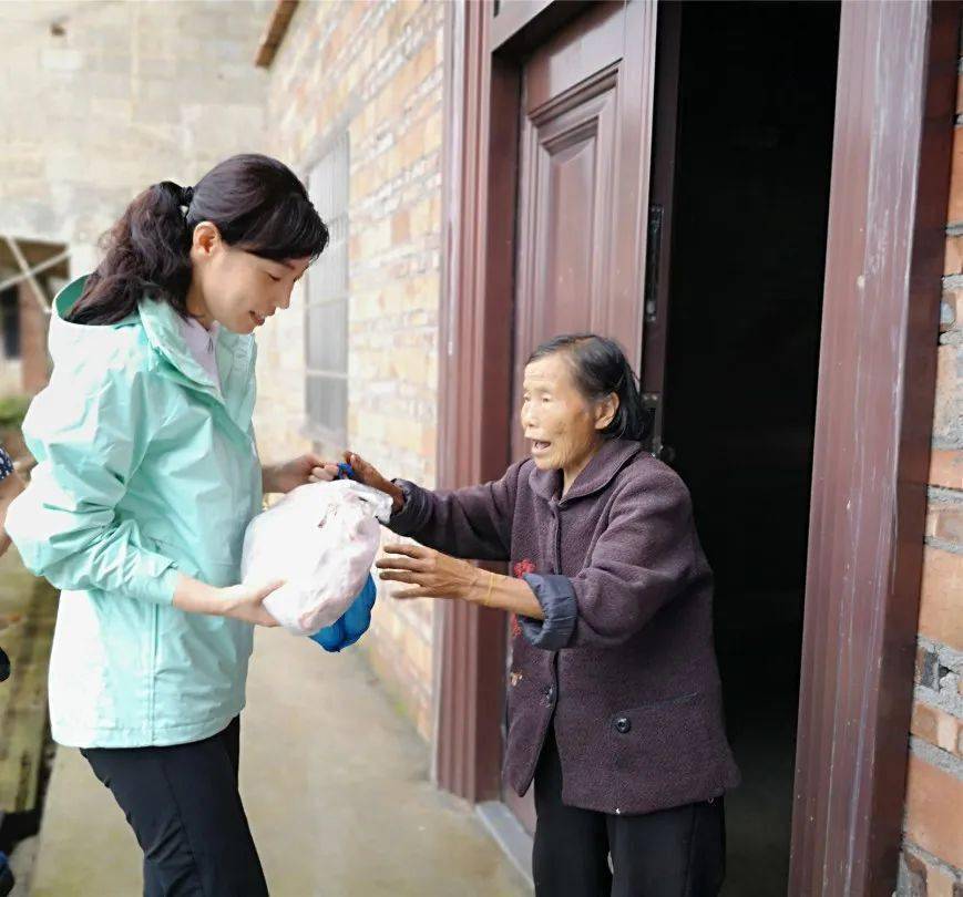 龙潭镇这位扶贫女队长不简单自掏腰包给贫困户