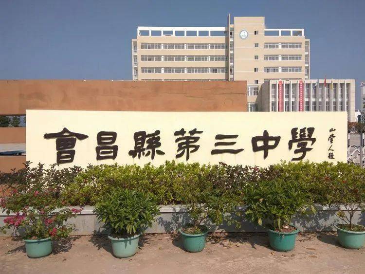 2014年8月30日,暴雨中的江西省会昌县,李福生撑着伞看着工人终于赶在