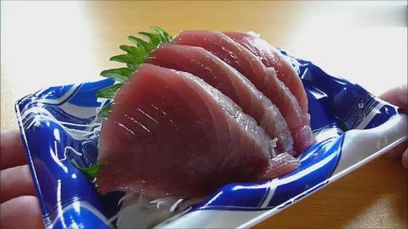 吃日本美食鲣鱼刺身