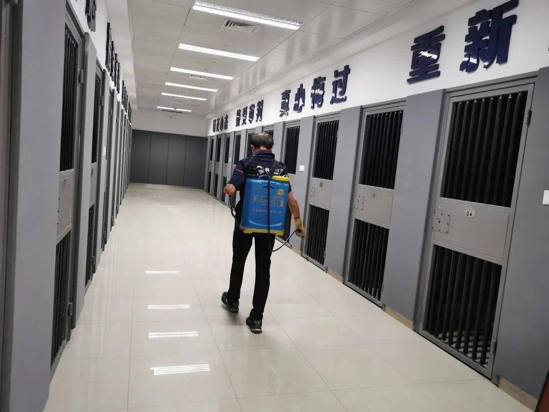 诸暨法院开庭14名被告穿防护服受审