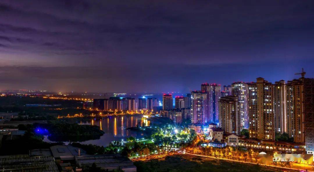 夜幕下的彭州