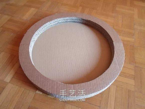 3.至少再切割7个与底座一样大的圆片,并把中间也挖空.2.