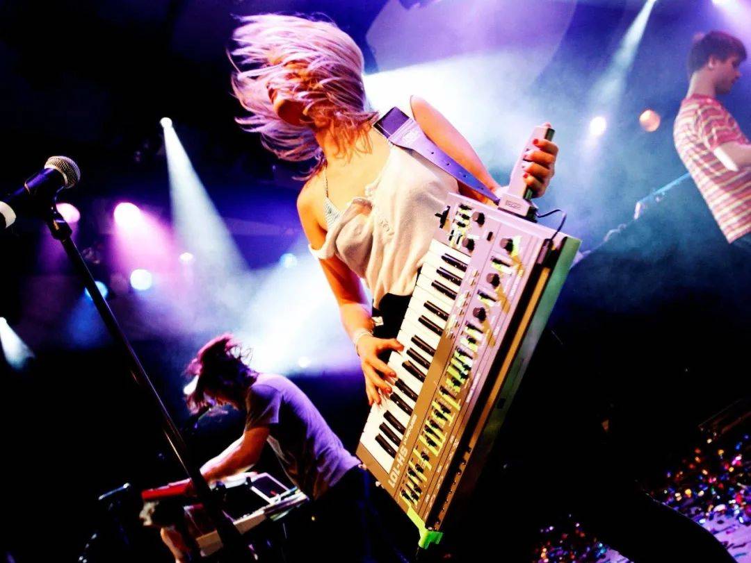 畅饮啤酒,享受音乐狂欢