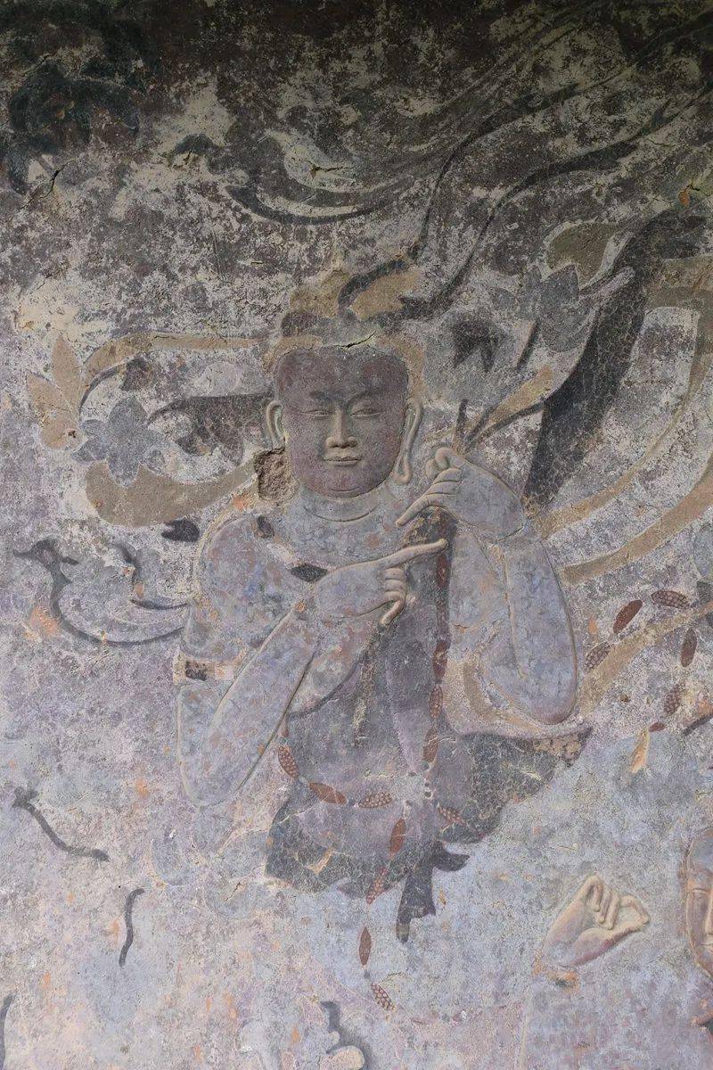 伎乐飞天手持横笛,阮咸等乐器,供养飞天拿着熏炉,香盘等物件.