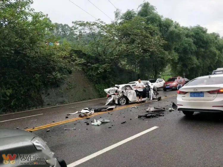 宜长路又发车祸,小车被撞的几乎散架!