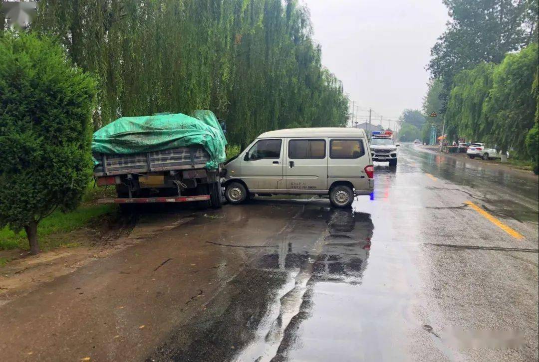 两起车祸临猗雨天路滑货车与面包车相撞