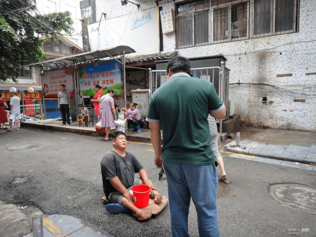 网友:这样讨钱太骚了!