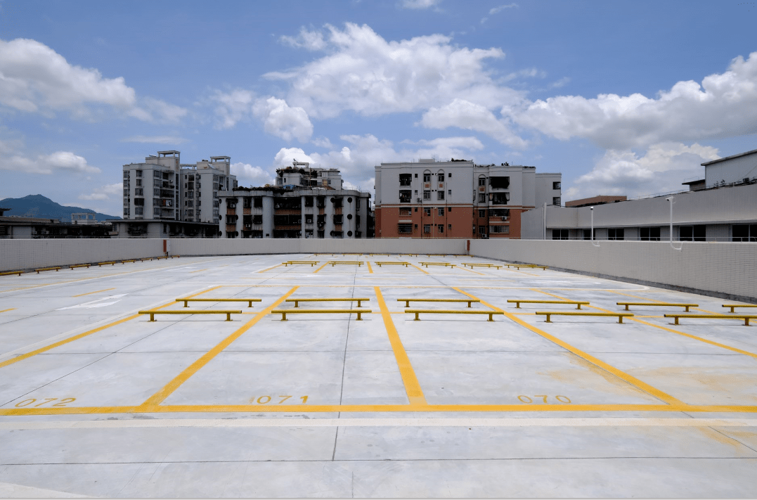 摄停车场设置了两台电梯,一入口一出口,市民可开着小车搭乘电梯到楼上