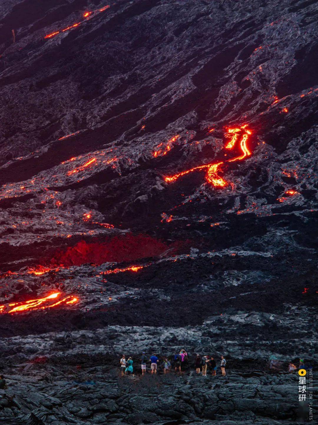 夏威夷火山爆发,因其含蓄,引得游客驻足观看  摄影师@jerry wang