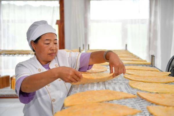 社员王香连在晾晒奶皮子