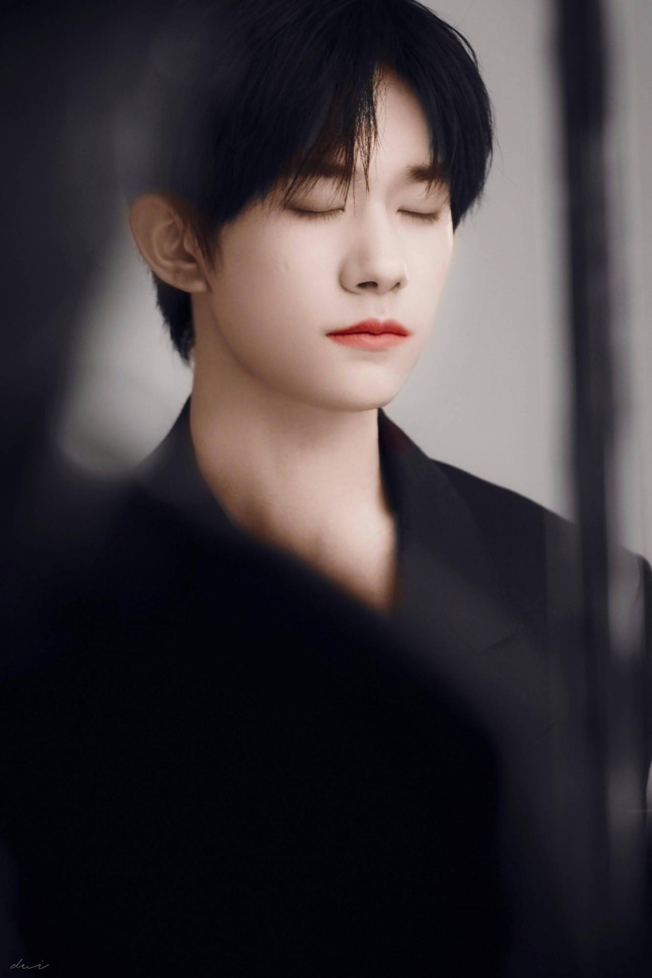 易烊千玺帅气美图来袭乖巧小王子来啦