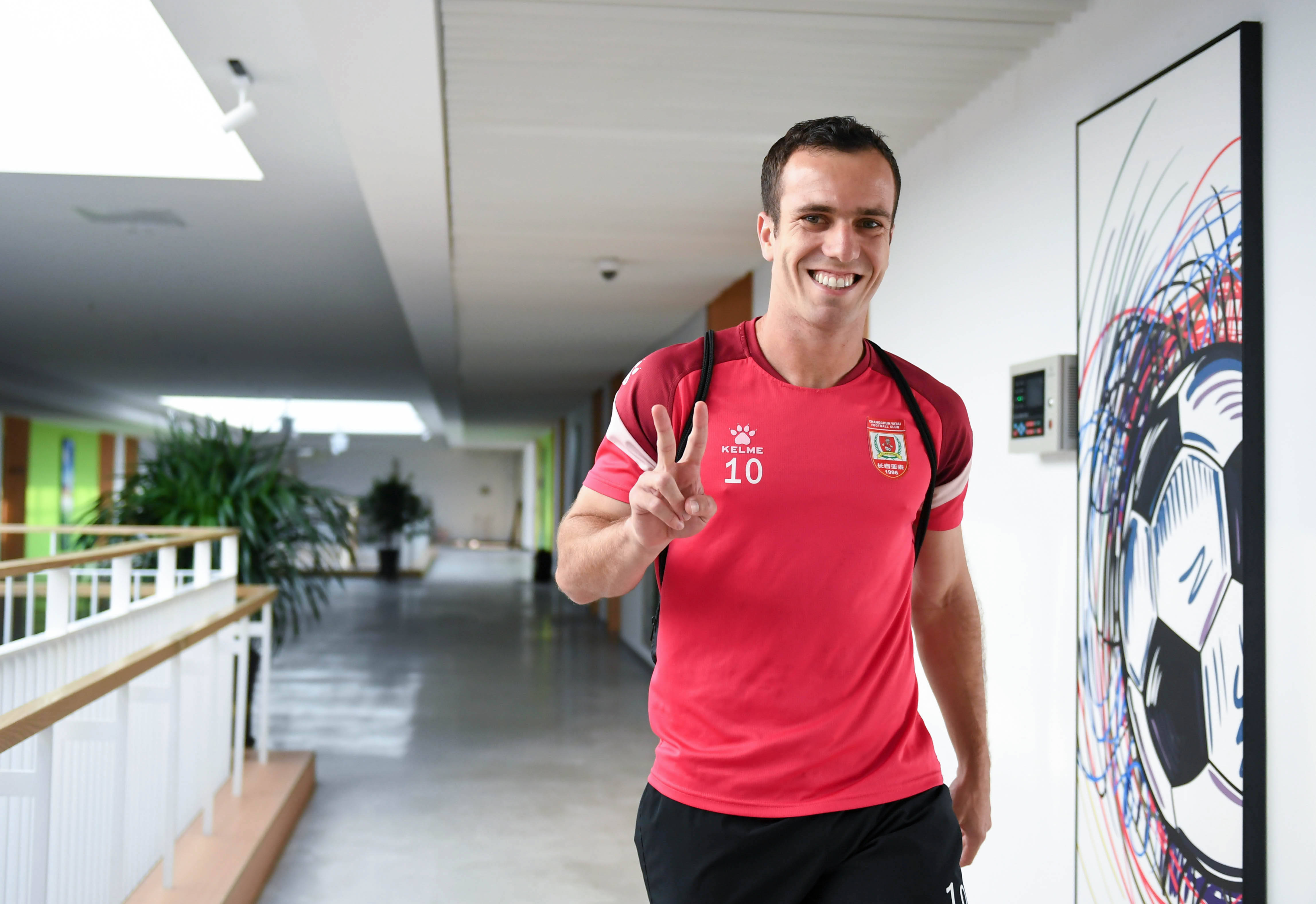 足球——亚泰新援塞尔吉尼奥的备战生活