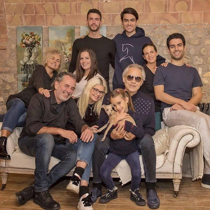 61岁歌王波切利12岁失明卖出九千万张唱片如今得新冠痊愈