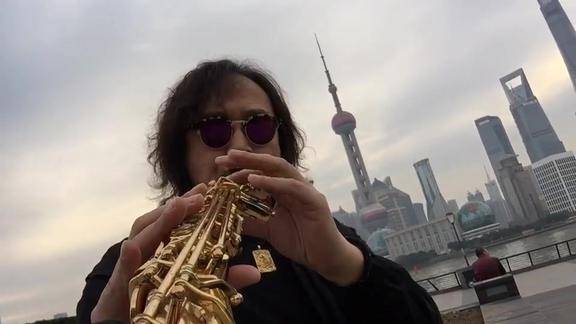 中国萨克斯王子伍迪在上海江边来了一小段天空之城
