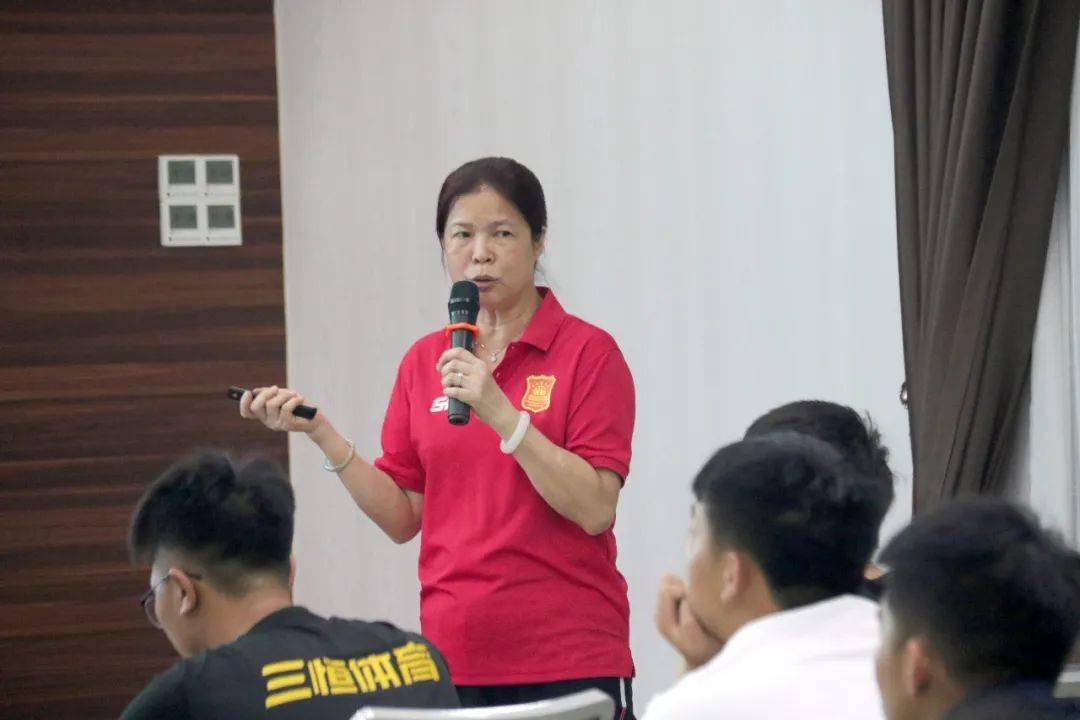 训练营主教练曾任姚明篮球俱乐部教学总监原ncaa篮球运动员国籍:美国