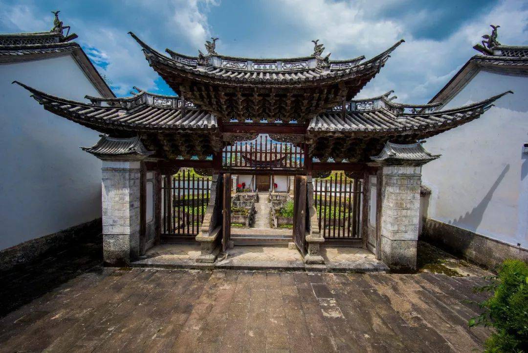 棂星门(里侧)绮罗文昌宫坐南朝北,占地面积约4000平方米,建筑面积