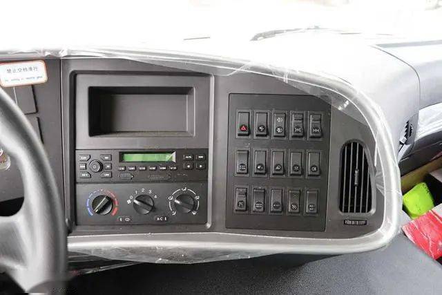 三一c8法规版渣土车实拍驾驶室配置丰富整车自主设计性能更稳了