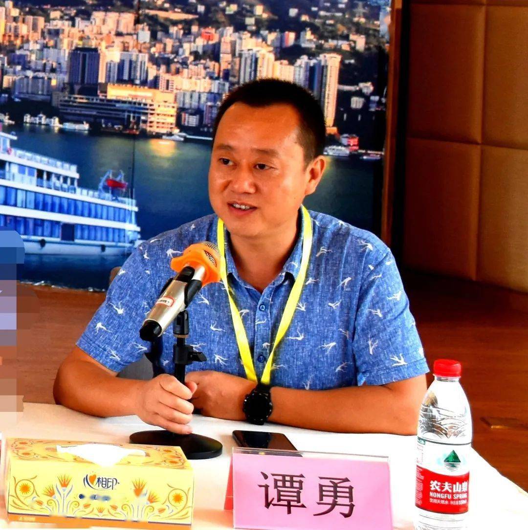 全域旅游发展座谈会"上,县文化和旅游局局长谭勇就巴东县全域旅游发展