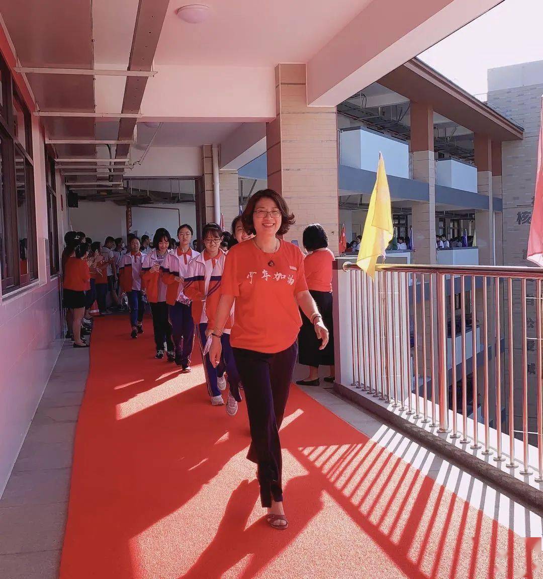 18日考试当天,孙巧平校长,杨毅清副校长带领九年级全体老师们或是与